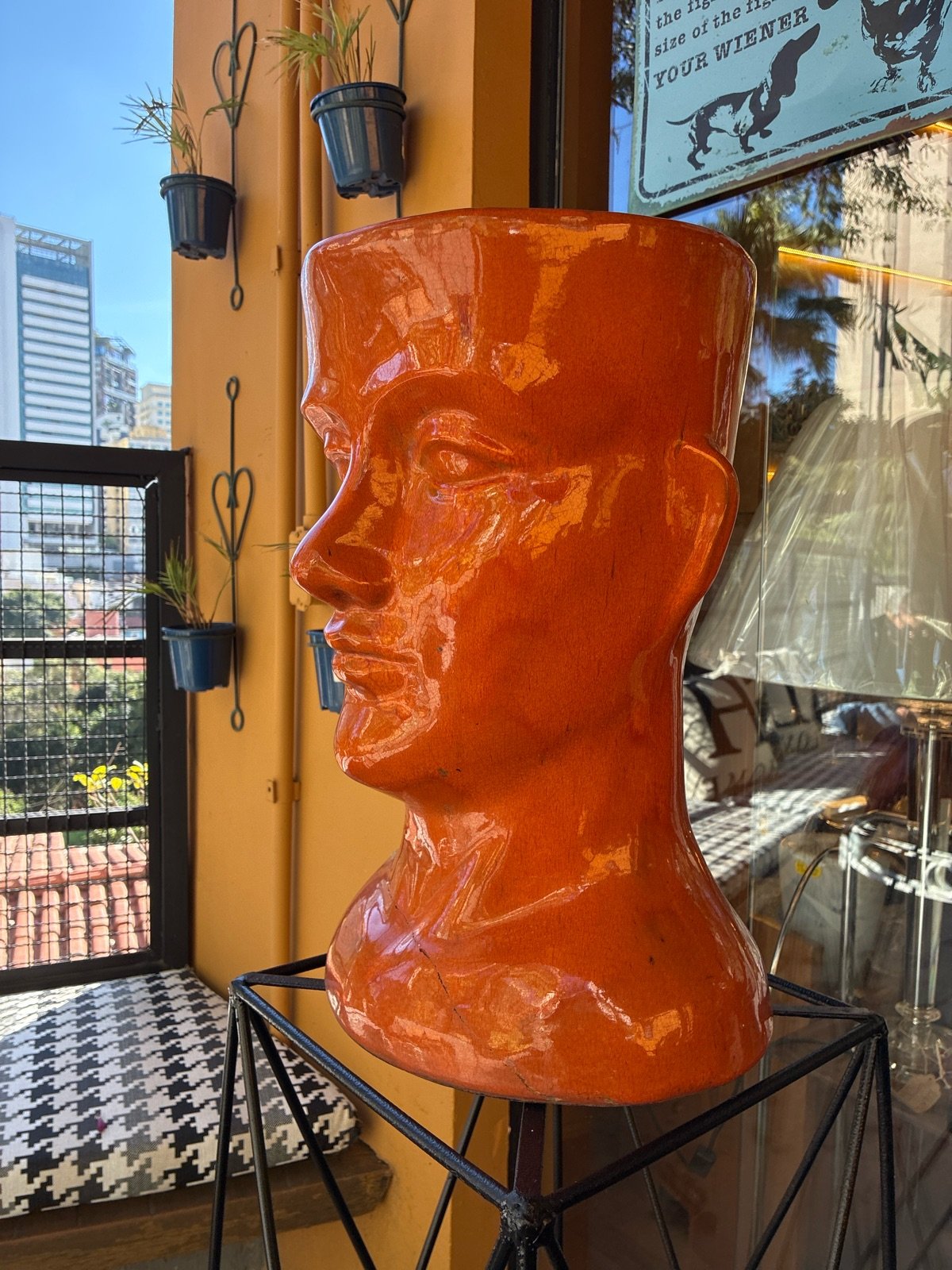 Busto Decorativo Nefertiti em Cerâmica Esmaltada · Século XX - 1960-1990 · Estado: Regular