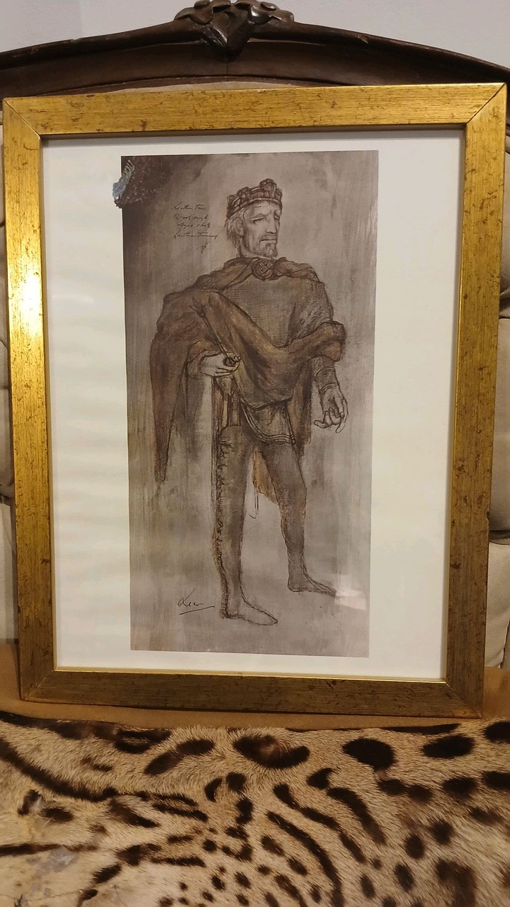 Desenho Figurativo de Personagem Real com Moldura Dourada