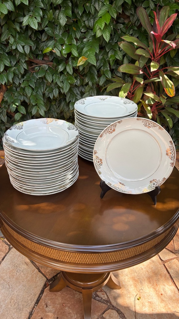 Conjunto de Pratos Porcelana Real com Decoração Floral Dourada - 38 peças