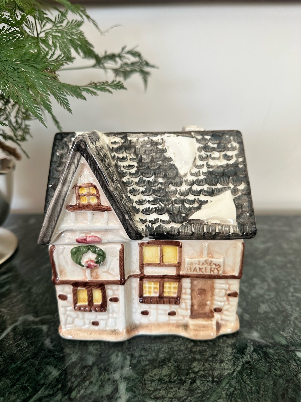 Estatueta Cerâmica Casa de Natal Village