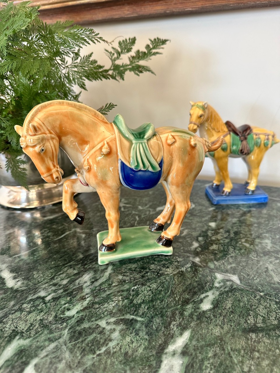 Par de Estatuetas de Cavalos em Cerâmica Esmaltada