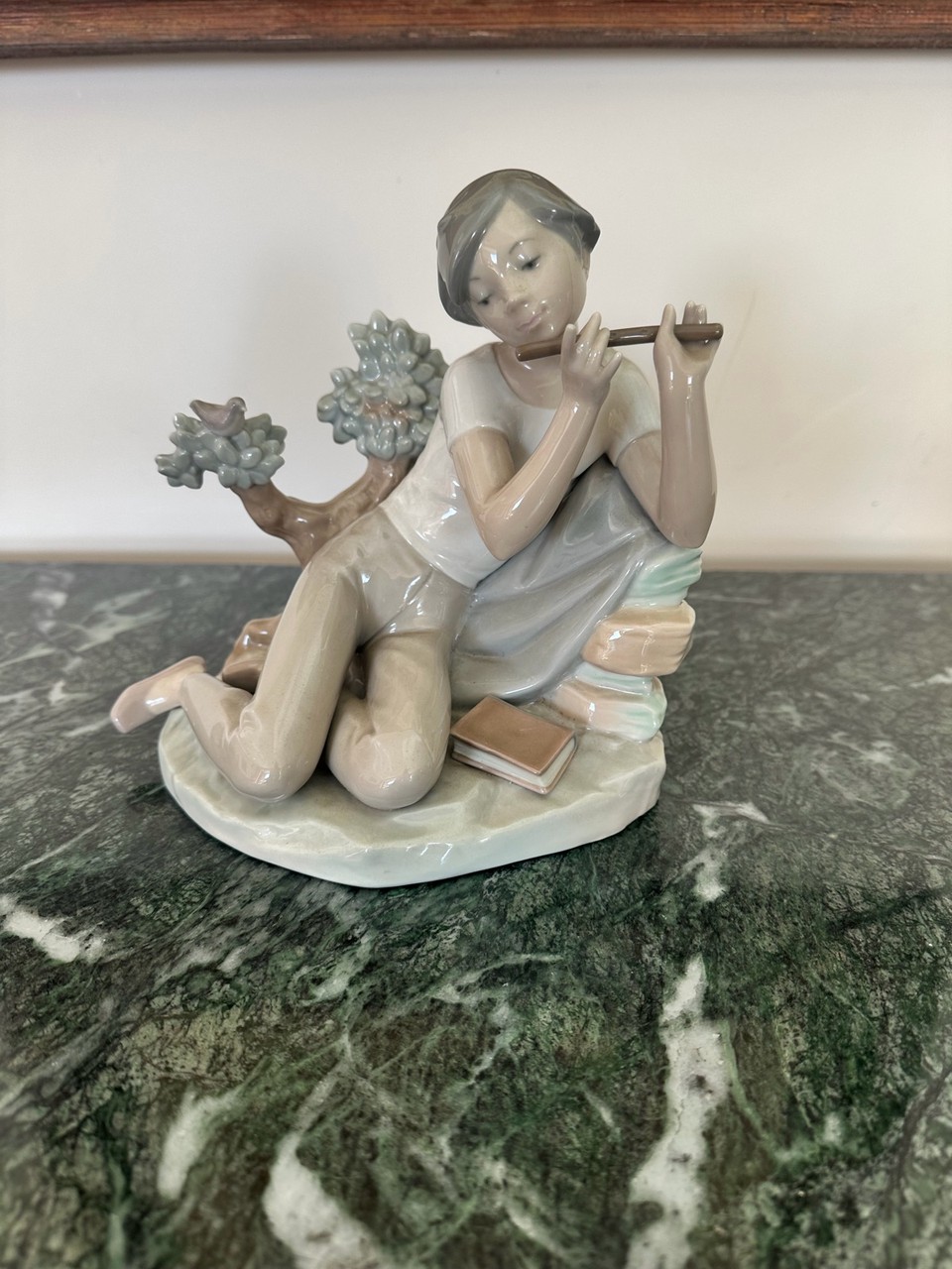 Estatueta de Porcelana Menino Flautista