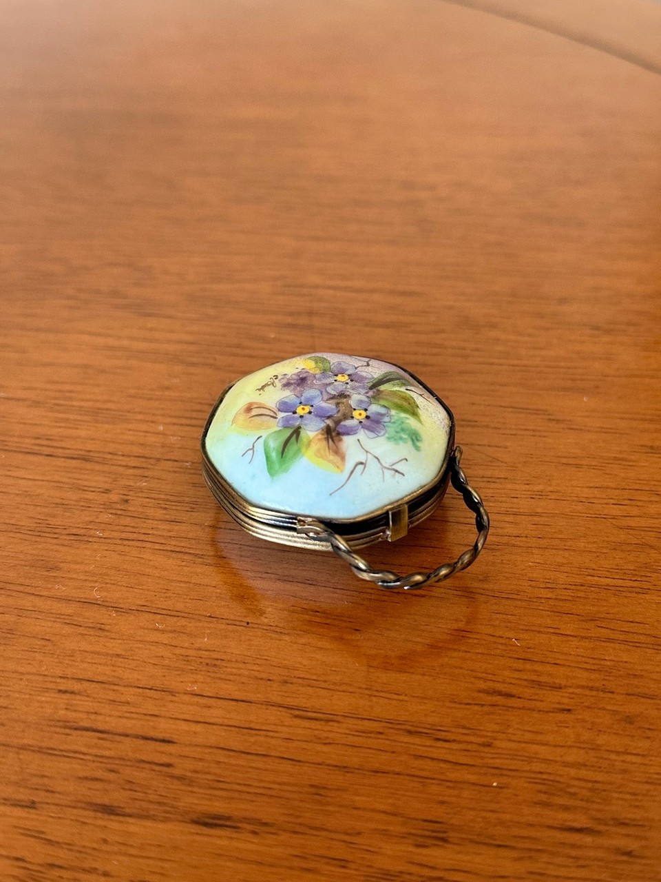Porta-joias Miniatura em Porcelana e Metal com Corrente